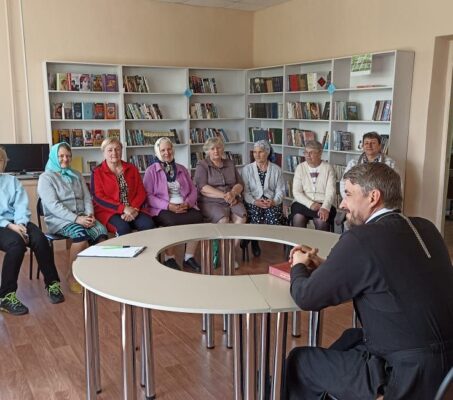 22 мая в Натальинской библиотеке вновь состоялась встреча с настоятелем храма Покрова Пресвятой Богородицы, иереем Валерием Маскаевым.   